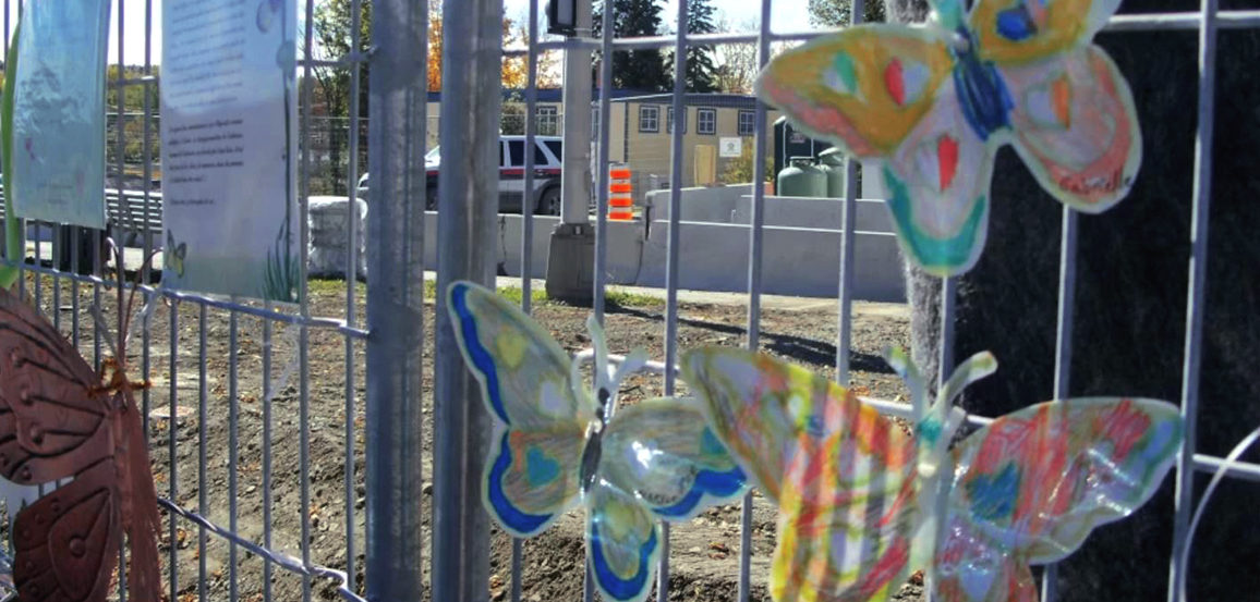 Photo of paper butterflies on a fence in Lac-Mégantic.