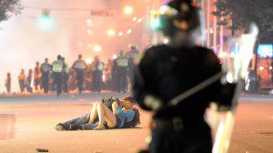 Vancouver riot, couple kiss in the street