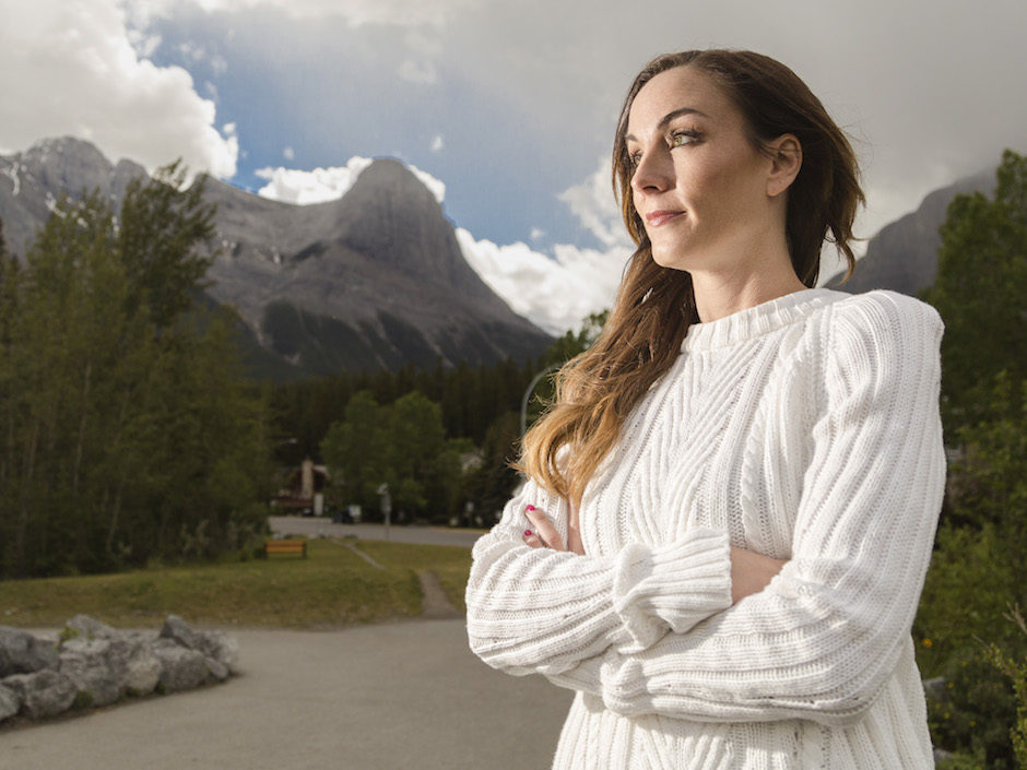 Amanda Lindhout and mountains in the background